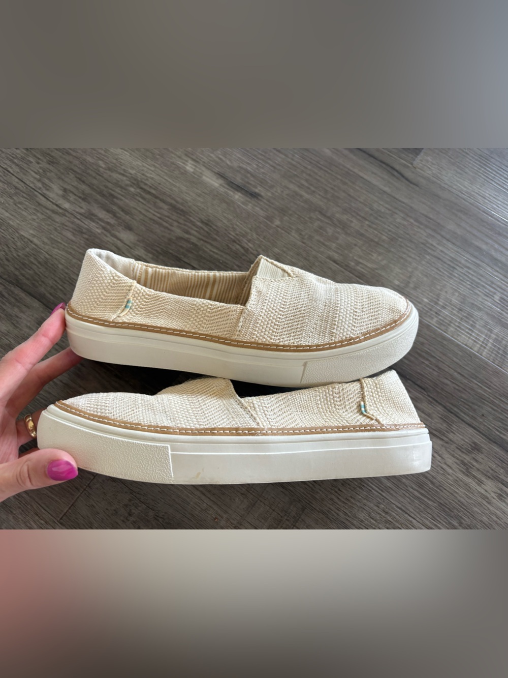 Women’s Toms Slip Ons 6.5 - Picture 2 of 6